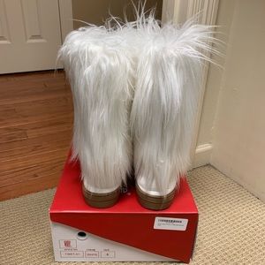 Nature Breeze white fur boots